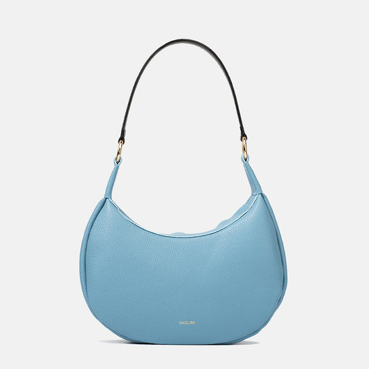 Niebieska skórzana torba na ramię z czarnym paskiem, wykończona złotymi elementami