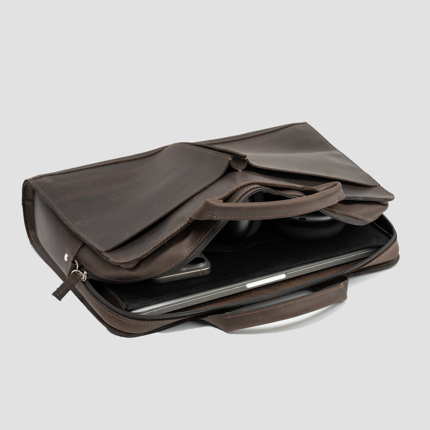 Ciemnobrązowa skórzana torba na laptopa z wieloma przegrodami i paskiem, TAKSUBA.