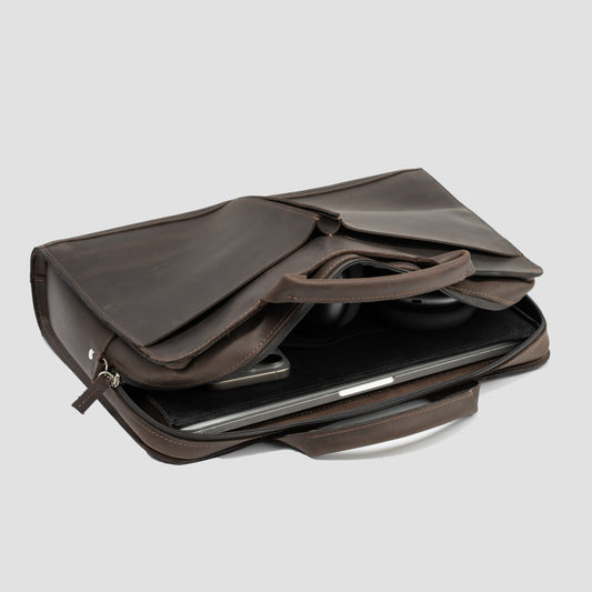 Ciemnobrązowa skórzana torba na laptopa z wieloma przegrodami i paskiem, TAKSUBA.