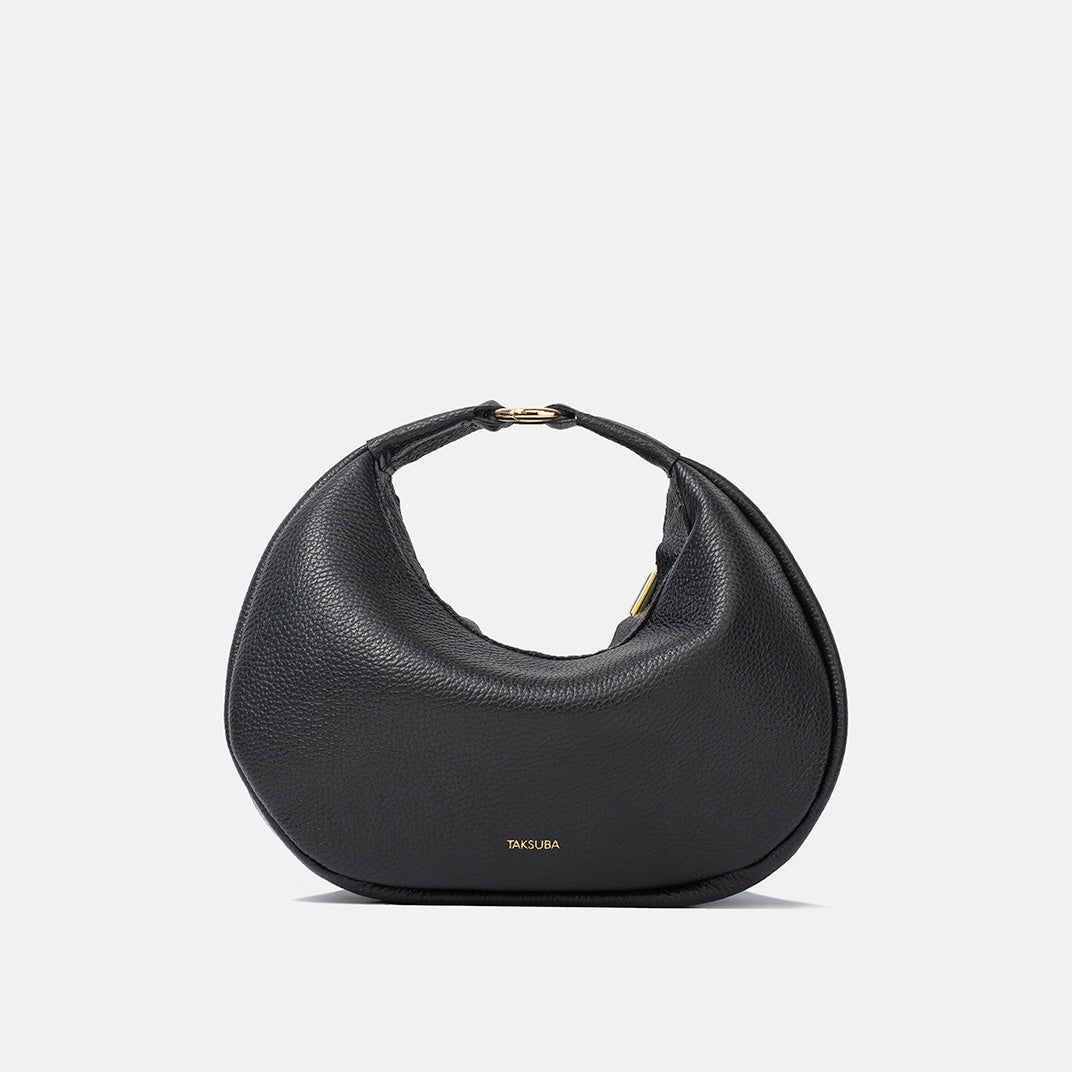 Czarna skórzana torba na ramię o półksiężycowym kształcie z napisem TAKSUBA