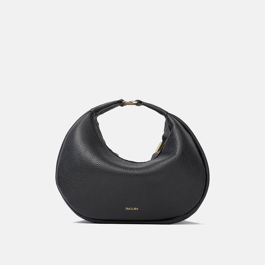 Czarna skórzana torba na ramię o półksiężycowym kształcie z napisem TAKSUBA