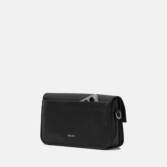 Czarna skórzana torebka na ramię z zewnętrzną kieszonką, idealna na telefon i drobiazgi, elegancka i praktyczna.