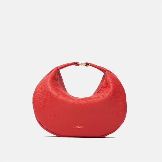 Czerwona skórzana torebka półksiężyc z krótkim uchwytem i złotym zapięciem, marka TAKSUBA