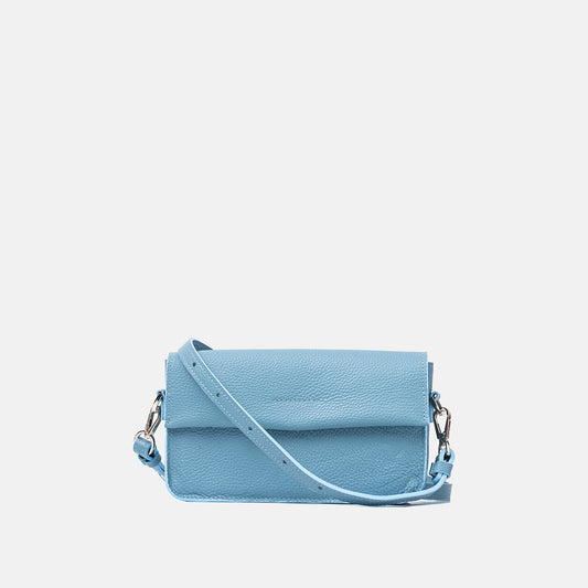 Jasnoniebieska skórzana torba damska na ramię z klapką i regulowanym paskiem