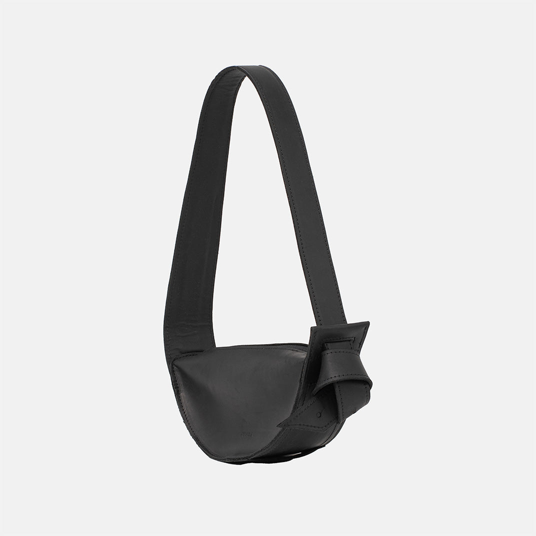Minimalistyczna czarna skórzana torebka na ramię z zakładką