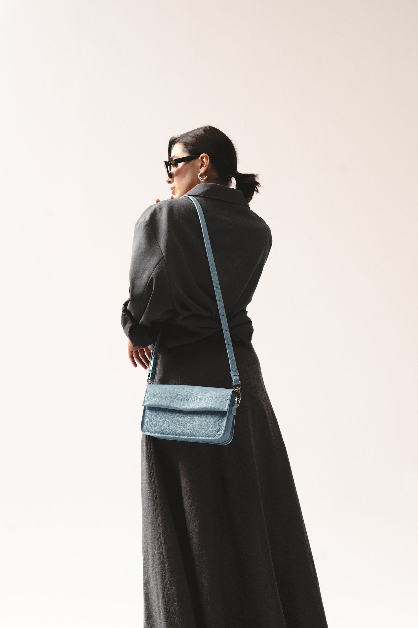niebieska skórzana torebka crossbody damska – minimalistyczna torebka na ramię z regulowanym paskiem, leather crossbody shoulder bag for women in blue grain leather