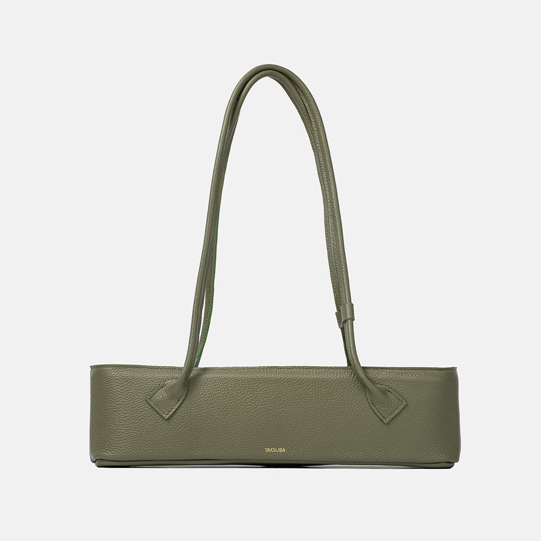 Oliwkowa skórzana torebka na ramię o podłużnym kształcie z długimi uchwytami, marka TAKSUBA.