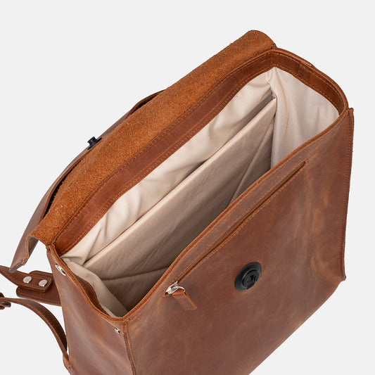 Wnętrze damskiego plecaka skórzanego brąz koniakowy z przegrodą na laptopa marki Taksuba