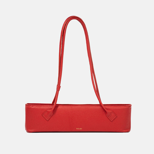 Skórzana torebka Lamina w intensywnym czerwonym kolorze o smukłym, wydłużonym kształcie