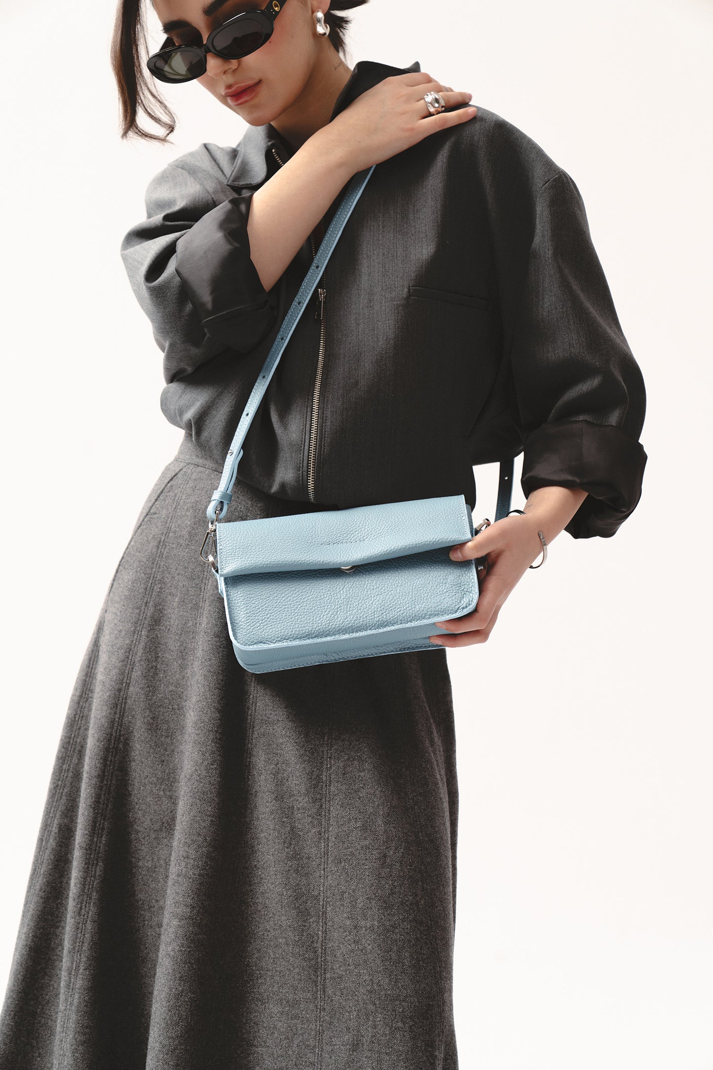 skórzana torebka na ramię damska niebieska – minimalistyczna torebka z ziarnistej skóry, leather shoulder bag for women in light blue, structured minimalist shape, perfect for essentials