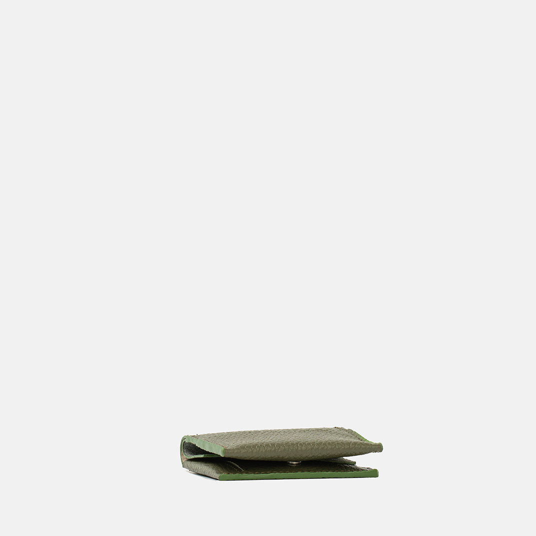 Mały portfel skórzany oliwkowy — cienki profil, widok z boku