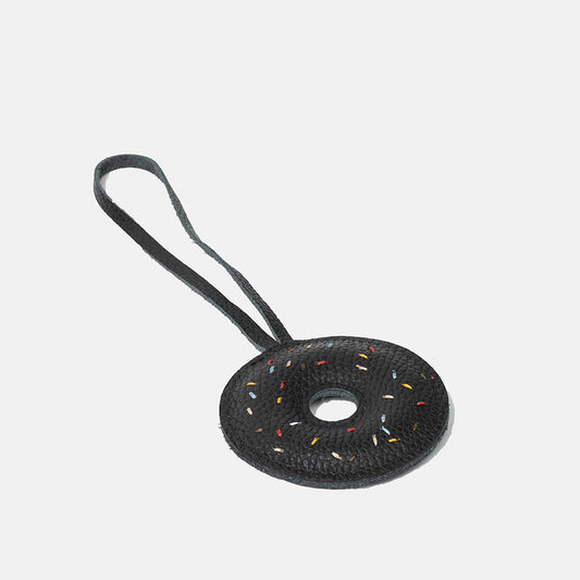 Skórzana zawieszka Donut TAKSUBA – czarna z kolorową posypką, widok produktu z pętelką