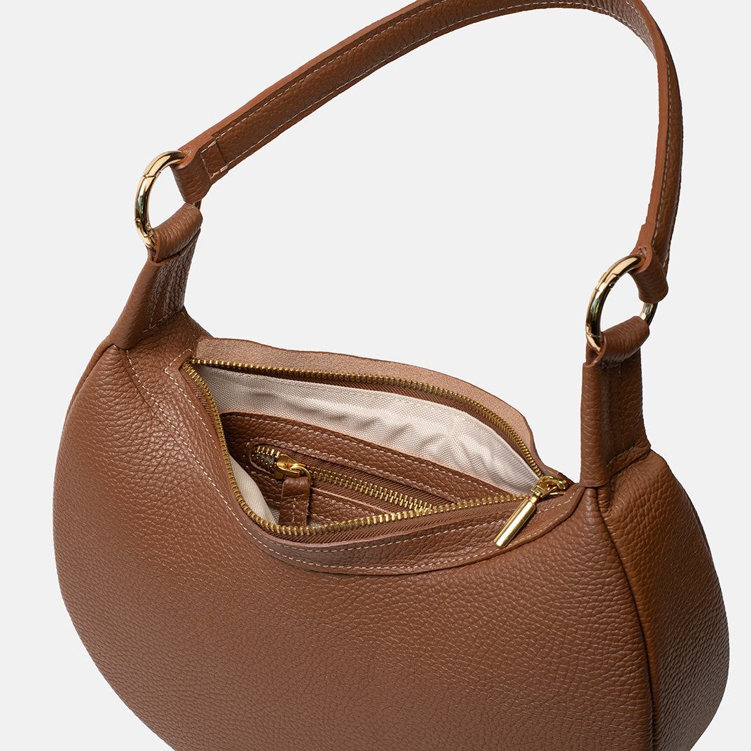 Brązowa skórzana torebka Hedera TAKSUBA z otwartą górą, widoczna jasna podszewka i wewnętrzna kieszeń na zamek