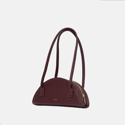Bordowa skórzana torebka Amber o półksiężycowym kształcie z długimi uchwytami i złotym zamkiem marki Taksuba