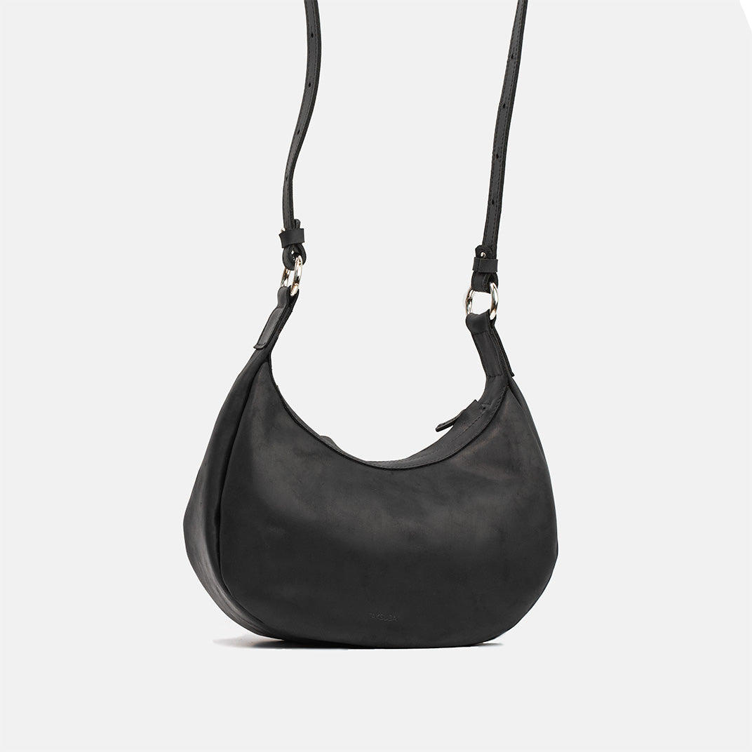 Czarna skórzana torebka Hedera marki Taksuba z długim regulowanym paskiem do noszenia na skos.