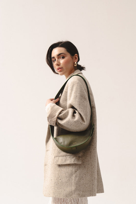 mała oliwkowa torebka skórzana typu crescent na ramię – small crescent olive leather shoulder bag with curved shape