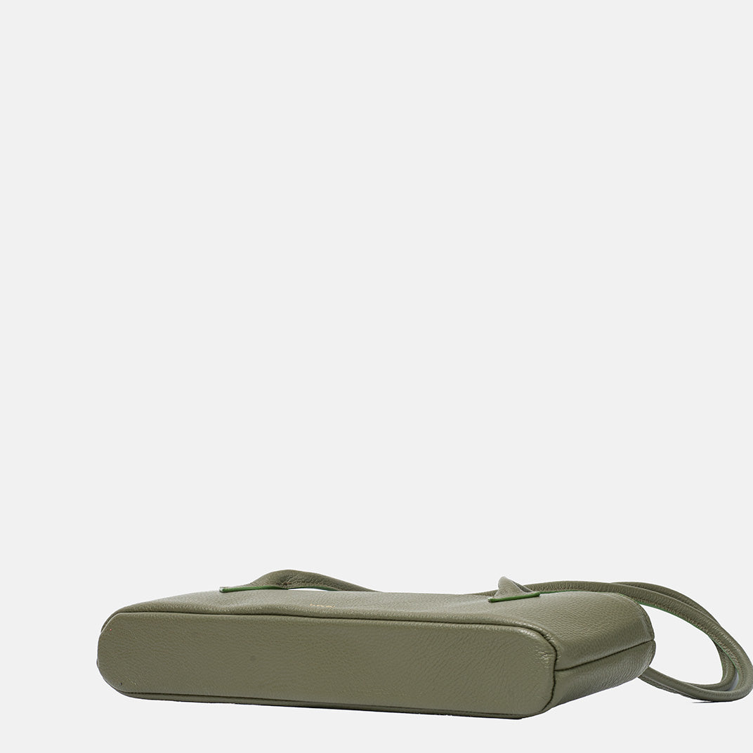 Widok z dołu na zieloną torbę skórzaną damską – solidne dno i elegancki kształt