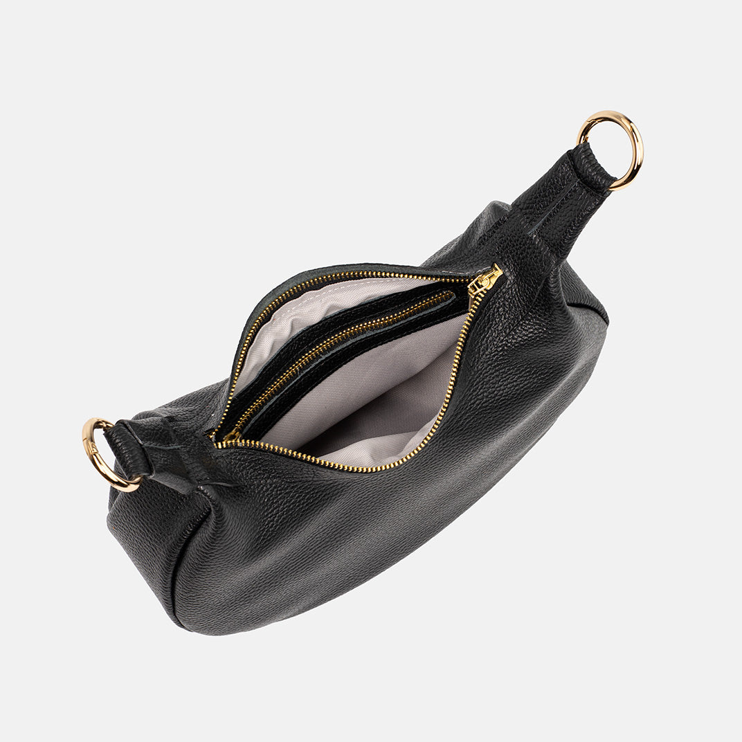 Wnętrze czarnej skórzanej torebki Hedera z złotym zamkiem