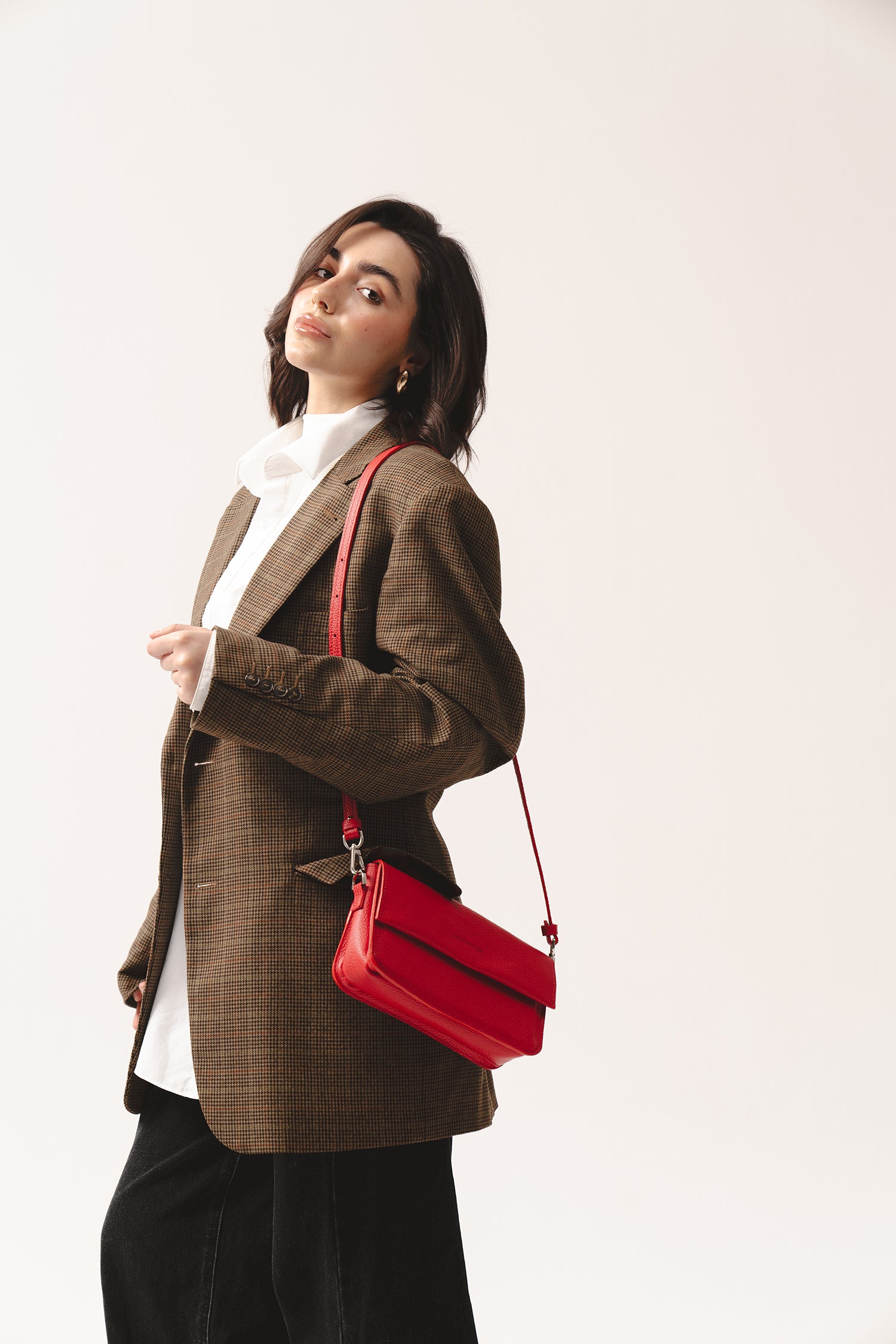 Skórzana czerwona torebka na ramię damska – minimalist red leather shoulder bag with flap, crossbody design