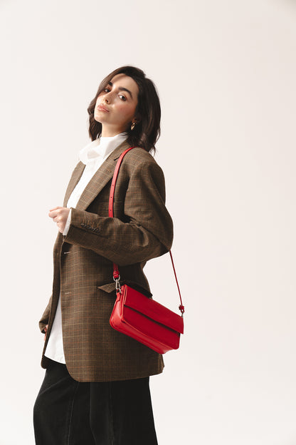 Skórzana czerwona torebka na ramię damska – minimalist red leather shoulder bag with flap, crossbody design
