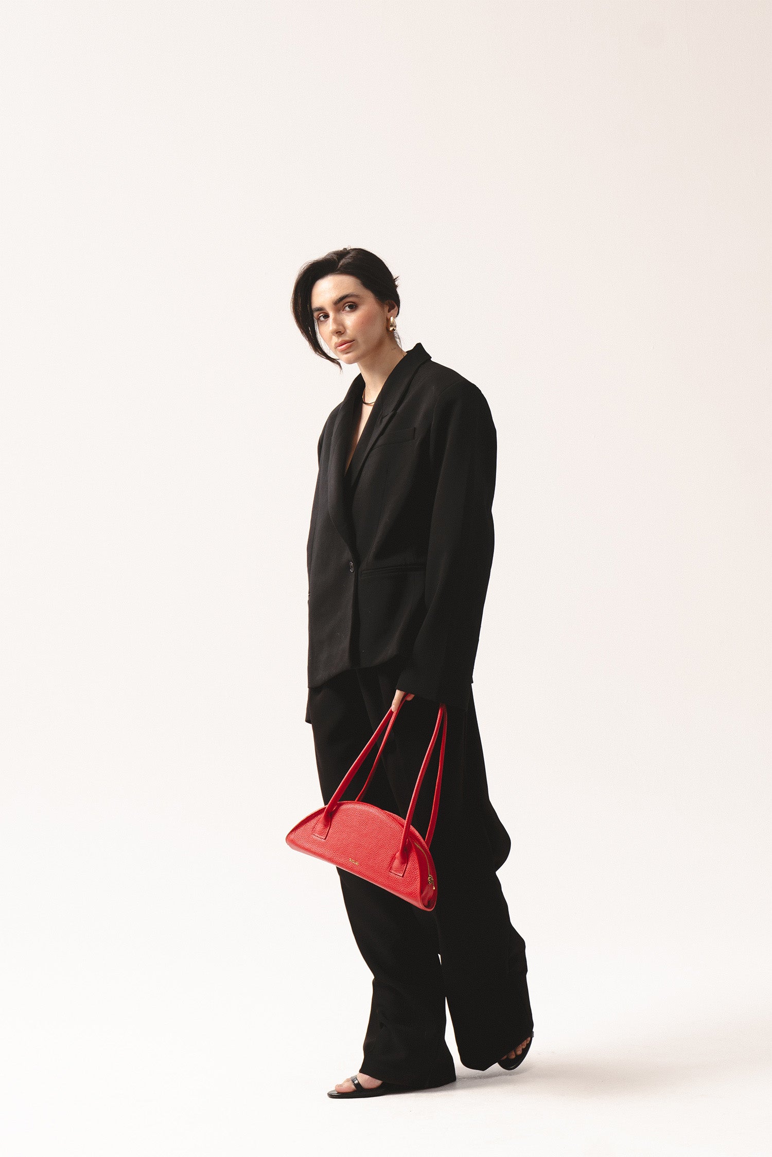 czerwona skórzana torebka półksiężycowa damska – elegancka bagietka z długimi rączkami, red leather crescent shoulder bag for women, minimalist baguette purse