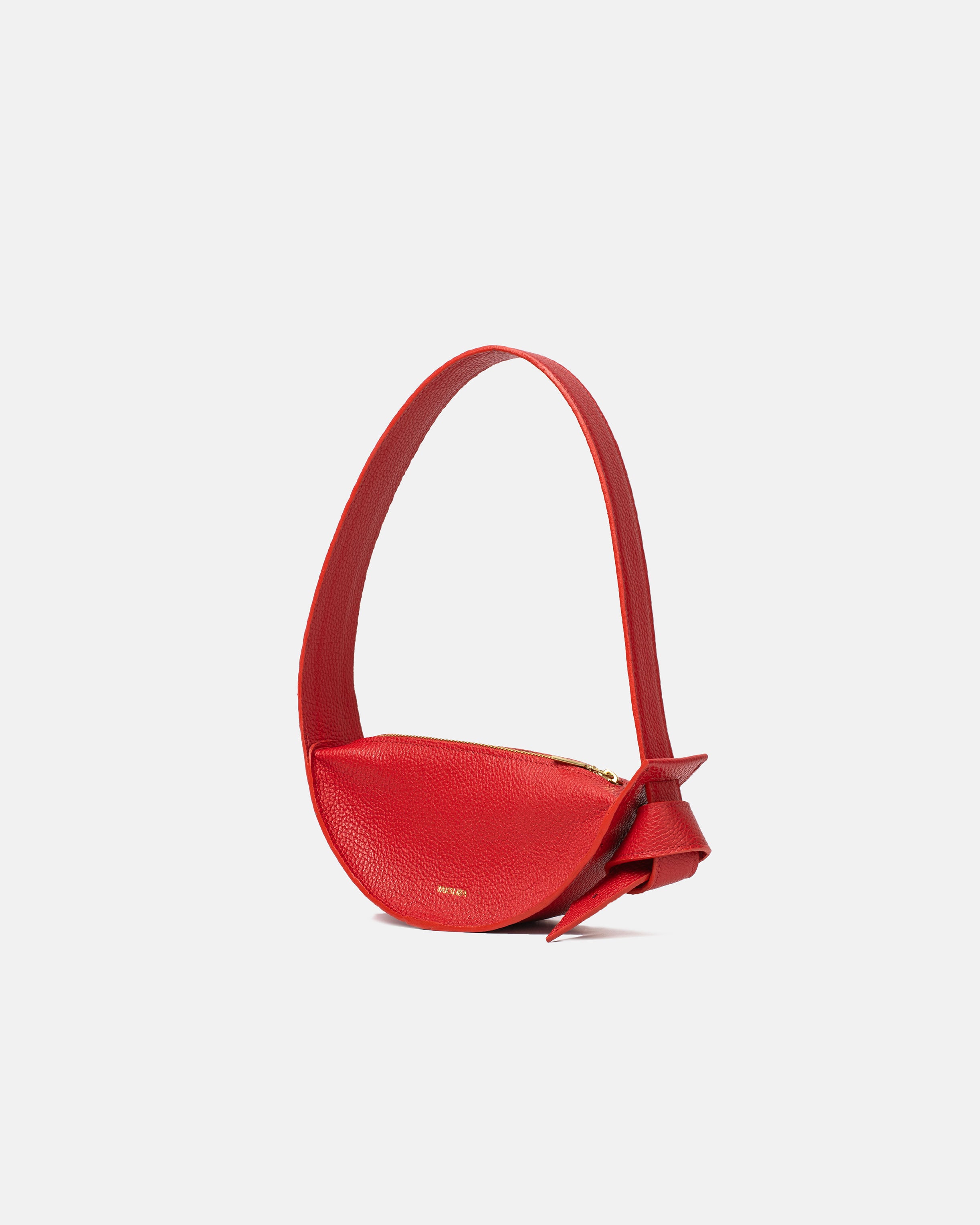 Mała czerwona torebka na ramię w kształcie półksiężyca, z szerokim paskiem
