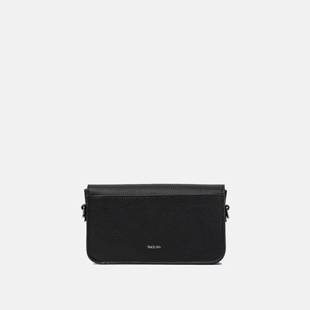 Minimalistyczna czarna torebka skórzana na ramię z gładką fakturą i eleganckim designem, idealna na co dzień.