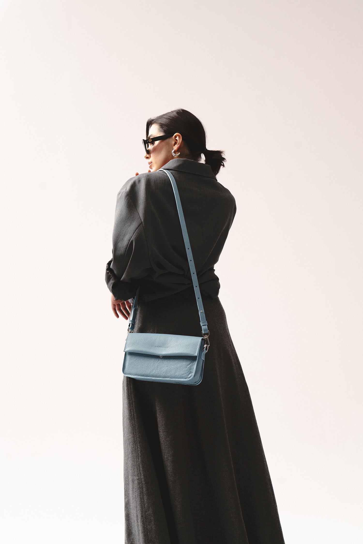 niebieska skórzana torebka crossbody damska – minimalistyczna torebka na ramię z regulowanym paskiem, leather crossbody shoulder bag for women in blue grain leather