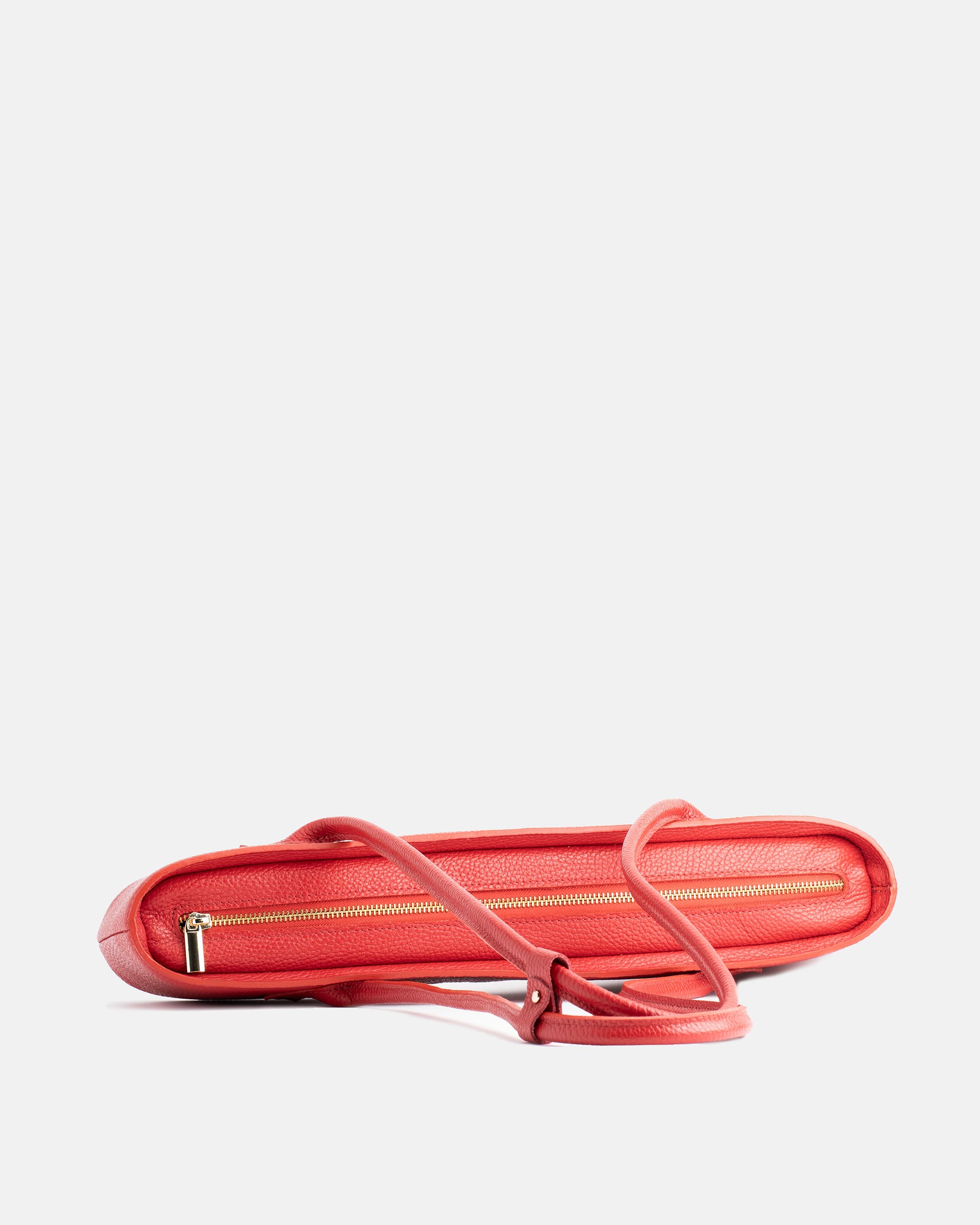Top view of the red Teckelete leather handbag with slim shape and zip closure