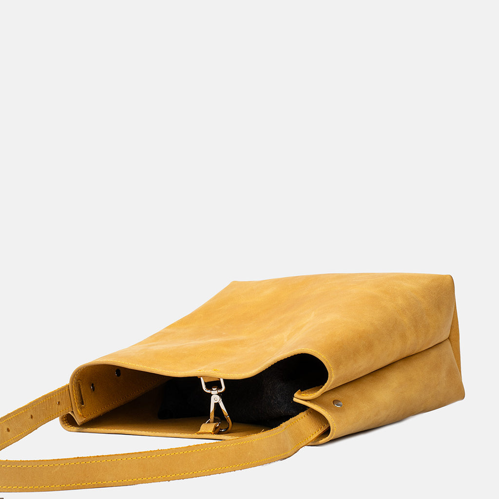 Żółta skórzana shopperka typu tote bag z regulowanym paskiem i karabińczykiem marki Taksuba