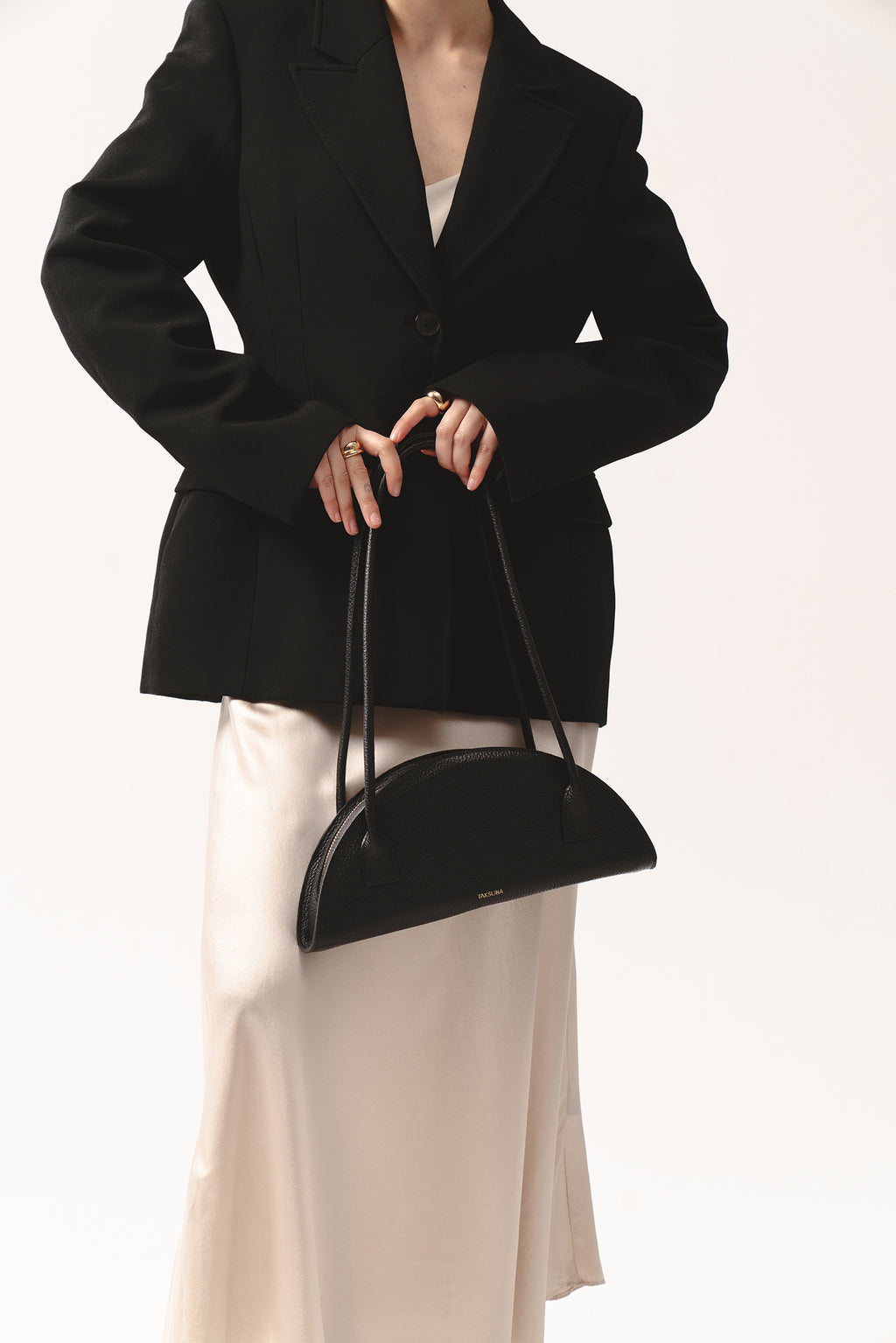 Skórzana torebka Amber czarna półksiężycowa z długimi uchwytami do eleganckiej stylizacji