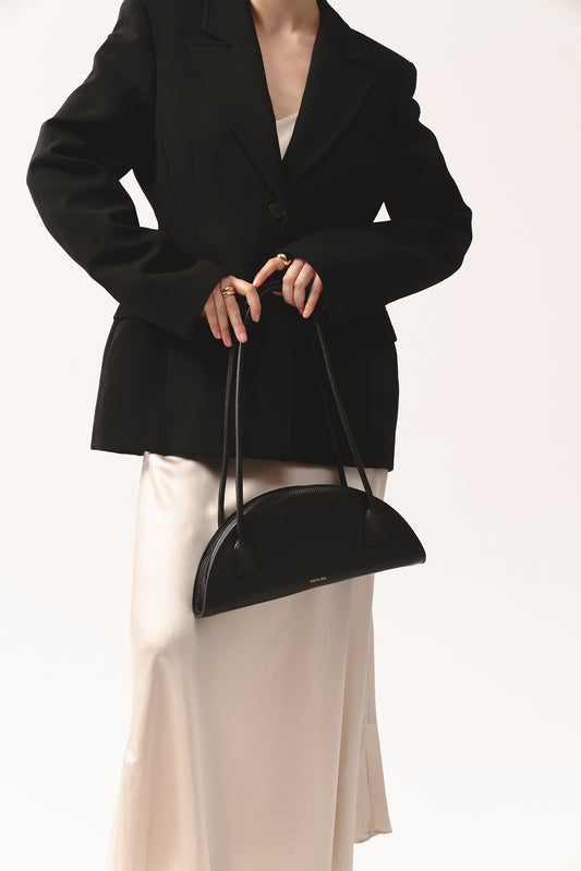 Skórzana torebka Amber czarna półksiężycowa z długimi uchwytami do eleganckiej stylizacji