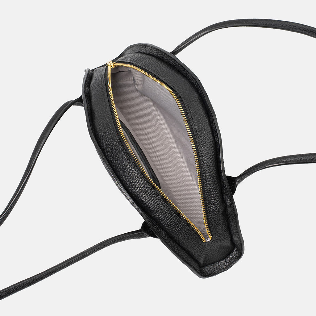 Wnętrze czarnej skórzanej torebki Amber z dyskretną wewnętrzną kieszenią i wyrafinowanym wykończeniem