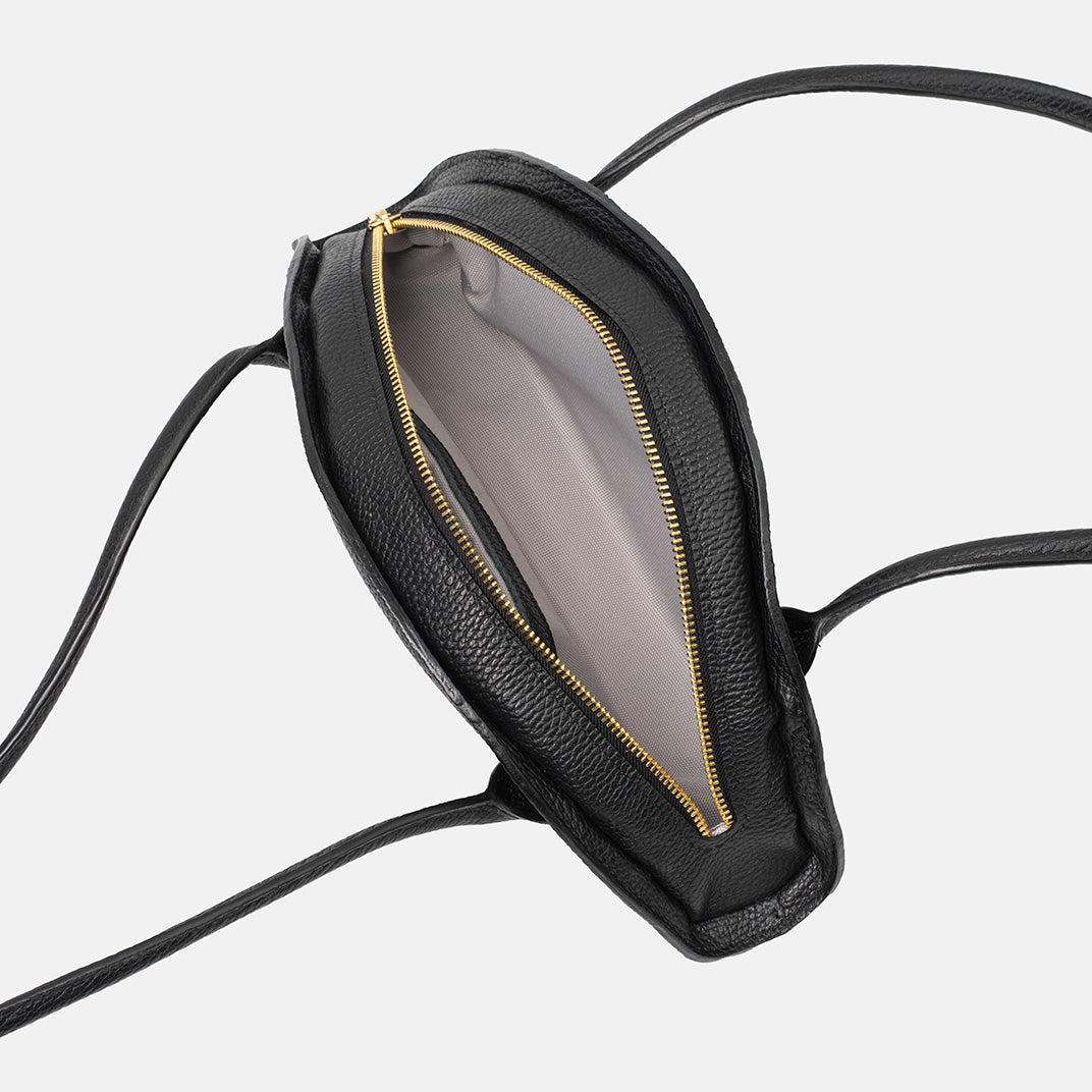 Wnętrze czarnej skórzanej torebki Amber z dyskretną wewnętrzną kieszenią i wyrafinowanym wykończeniem