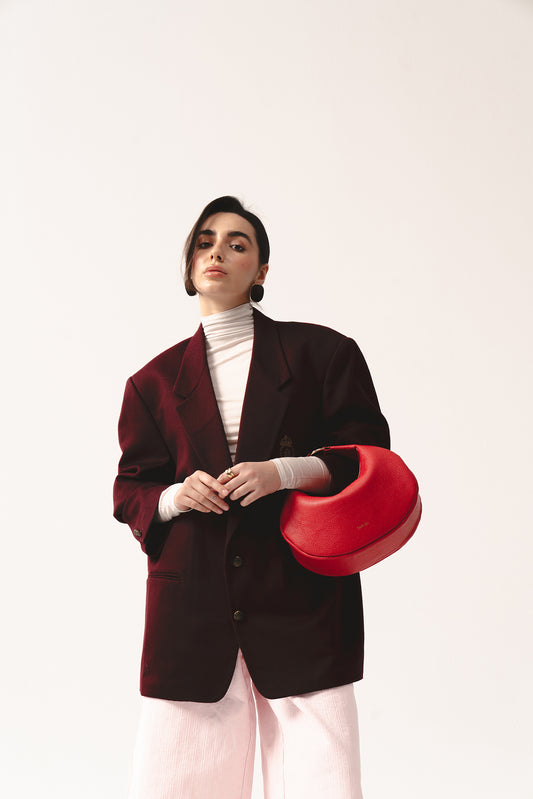 Skórzana torebka Hedera czerwona na ramię, elegancki look z bordową marynarką i białym golfem