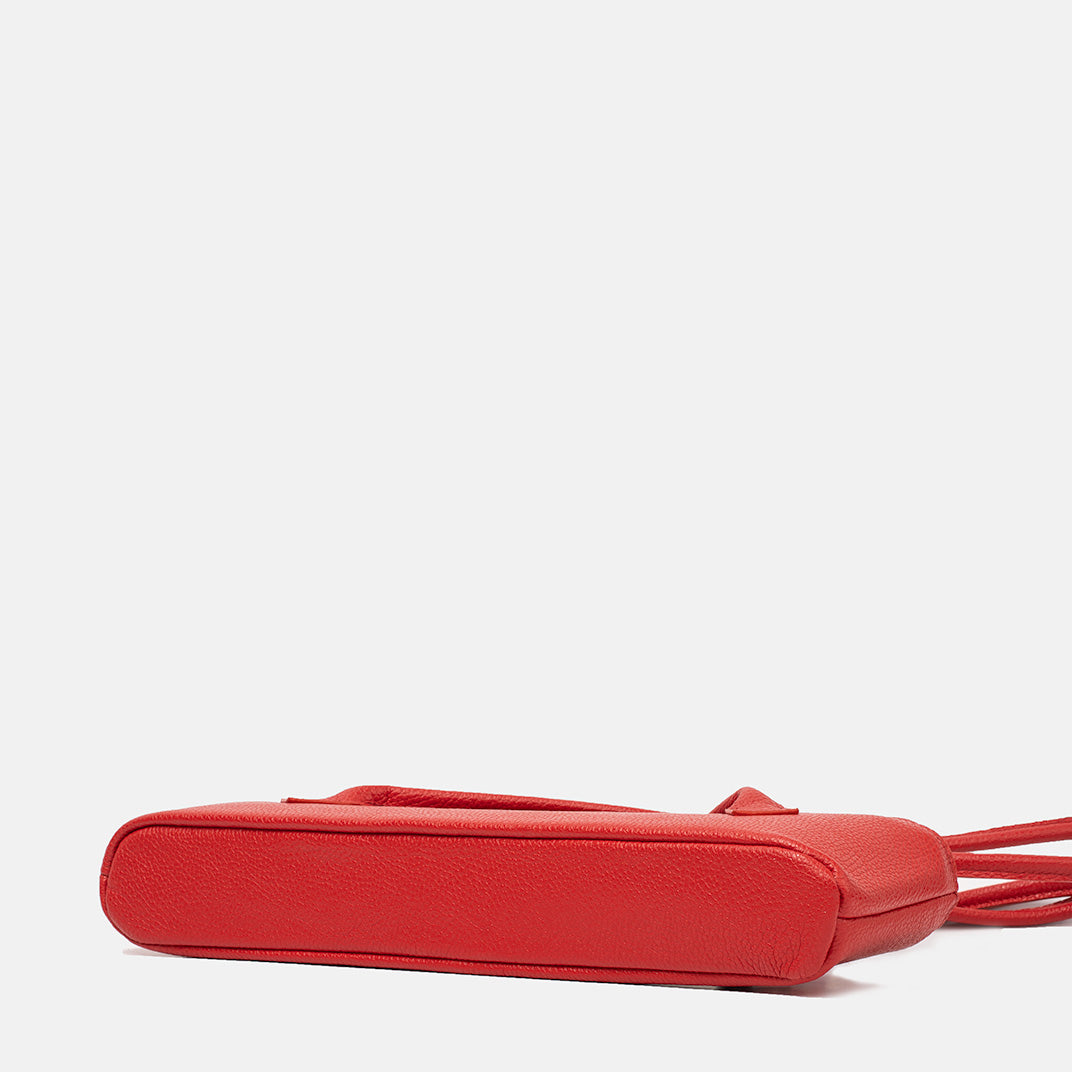 Boczny widok czerwonej skórzanej torebki Lamina z wyraźną ziarnistą fakturą