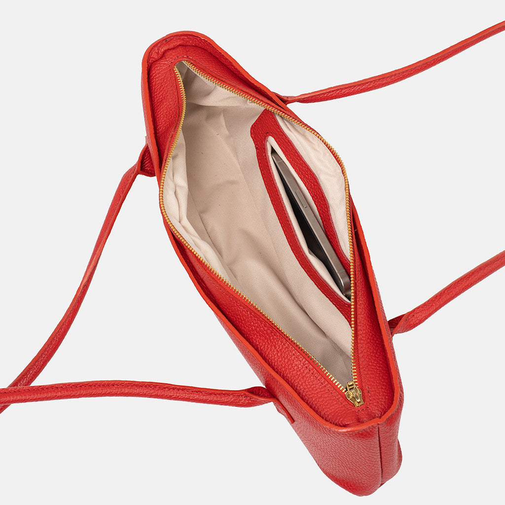 Skórzana torebka Lamina w kolorze czerwonym, widok z góry ukazujący smukłą konstrukcję