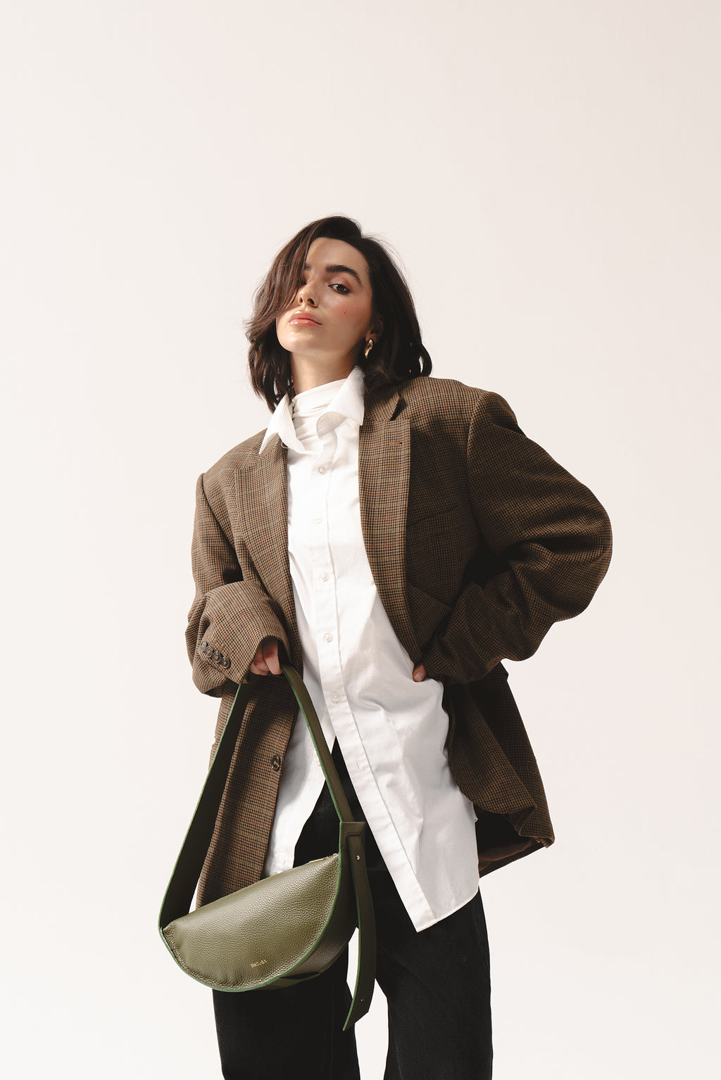 Skórzana torebka damska na ramię w kolorze oliwkowozielonym, elegancki krój Eclipse M z naturalnej włoskiej skóry – women's olive leather shoulder bag made from grain leather with crescent silhouette