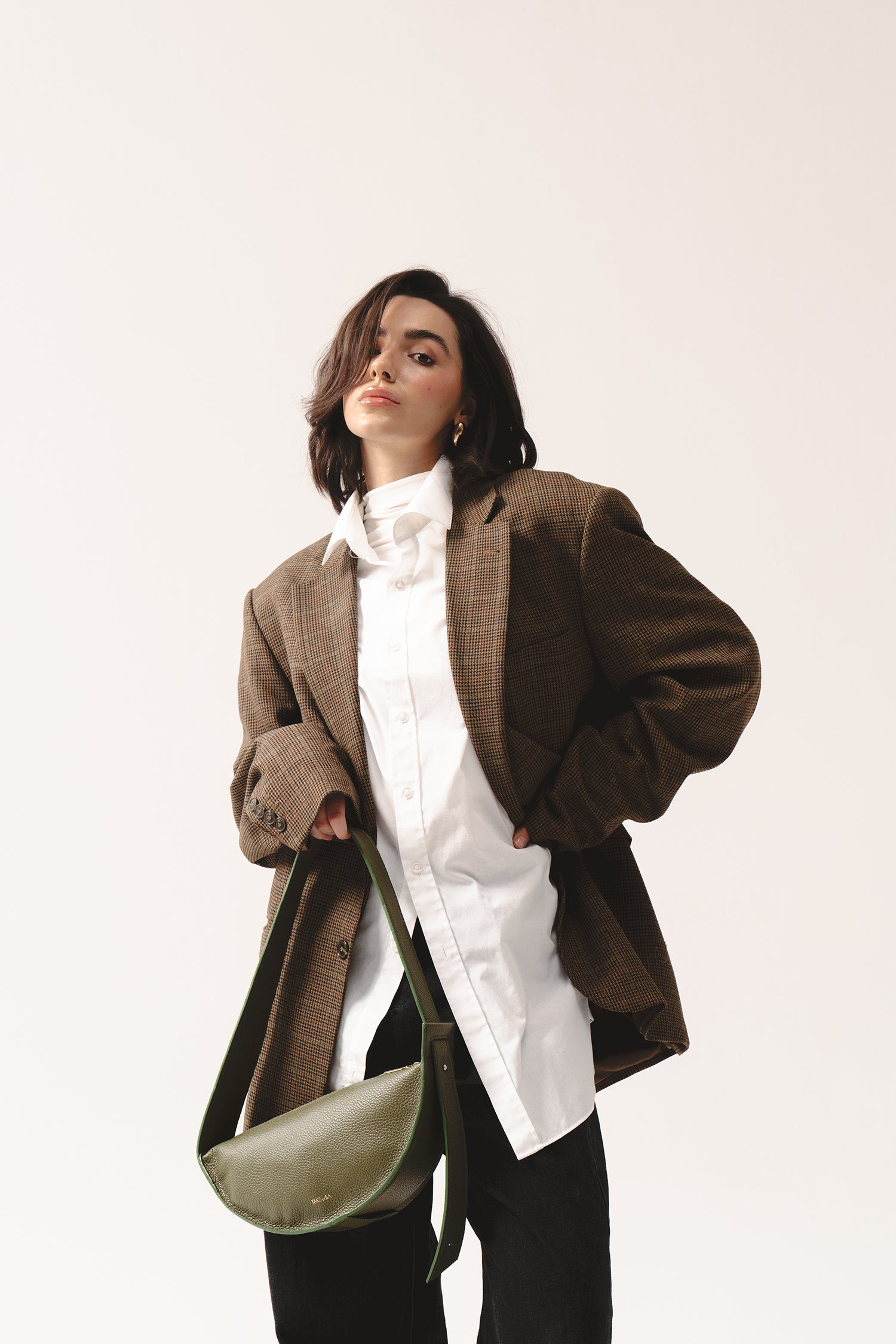 Skórzana torebka damska na ramię w kolorze oliwkowozielonym, elegancki krój Eclipse M z naturalnej włoskiej skóry – women's olive leather shoulder bag made from grain leather with crescent silhouette