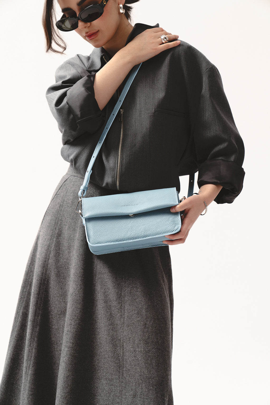 skórzana torebka na ramię damska niebieska – minimalistyczna torebka z ziarnistej skóry, leather shoulder bag for women in light blue, structured minimalist shape, perfect for essentials