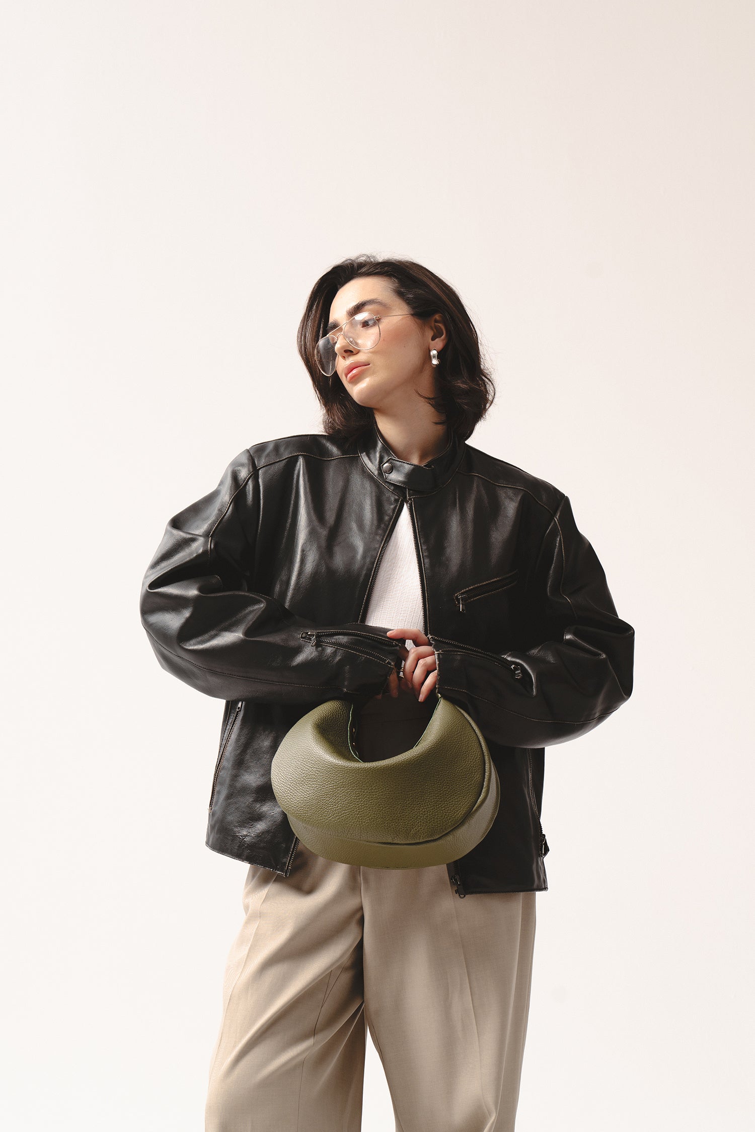 olive leather crescent handbag – skórzana torebka Hedera oliwkowa do ręki z naturalnej skóry w stylizacji z czarną ramoneską