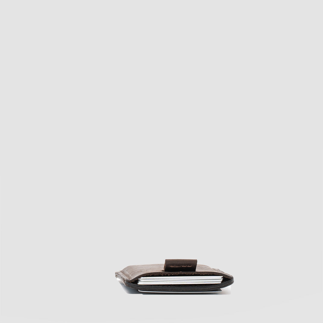 Luksusowe ciemnobrązowe skórzane etui na karty - minimalistyczny design i funkcjonalność