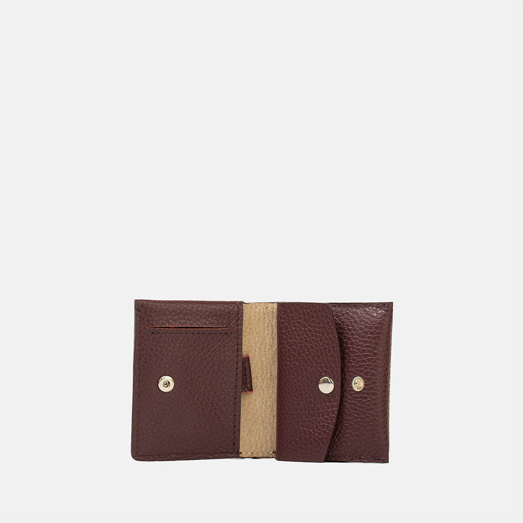 Wnętrze małego portfela skórzanego bordowego — bilonówka na napę i kieszeń na kartę