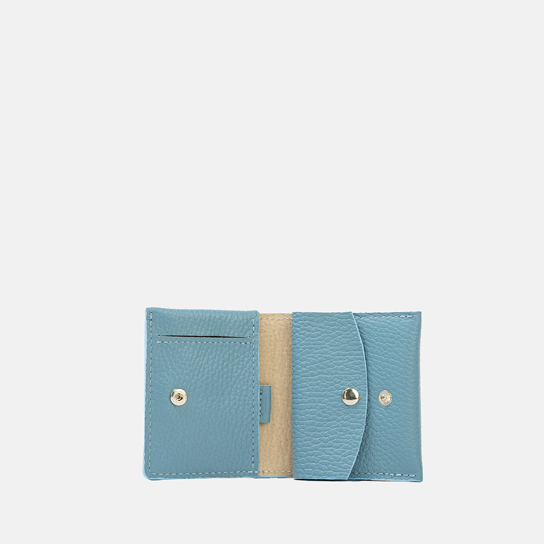Wnętrze małego portfela skórzanego niebieskiego — komora na bilon na napę i kieszeń na kartę