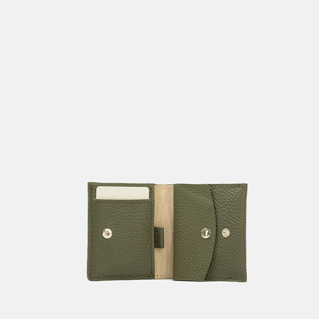 Wnętrze małego portfela skórzanego oliwkowego — komora na bilon i kieszeń na kartę