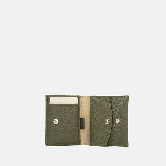 Wnętrze małego portfela skórzanego oliwkowego — komora na bilon i kieszeń na kartę