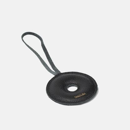 Skórzana zawieszka Donut TAKSUBA – czarna, minimalistyczna z logo, widok produktu z pętelką
