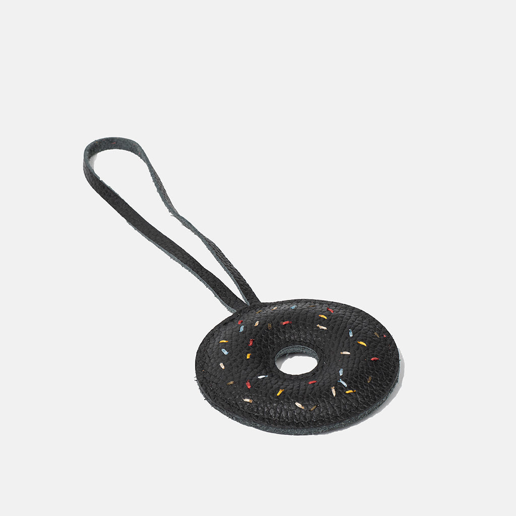 Skórzana zawieszka Donut TAKSUBA – czarna z kolorową posypką, widok produktu z pętelką