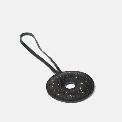 Skórzana zawieszka Donut TAKSUBA – czarna z kolorową posypką, widok produktu z pętelką