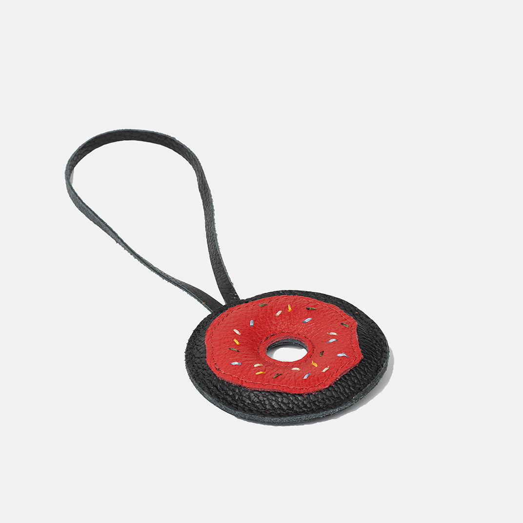 Skórzana zawieszka Donut TAKSUBA – czarno-czerwona z kolorową posypką, widok produktu z pętelką